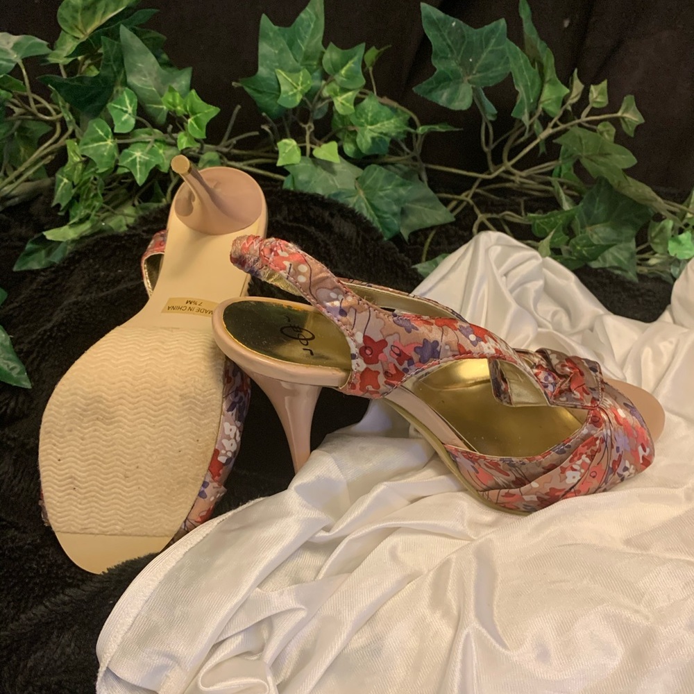 💕2X HOST PICK💕 SATINY FLORAL PLATFORM HEELS - Picture 4 of 7